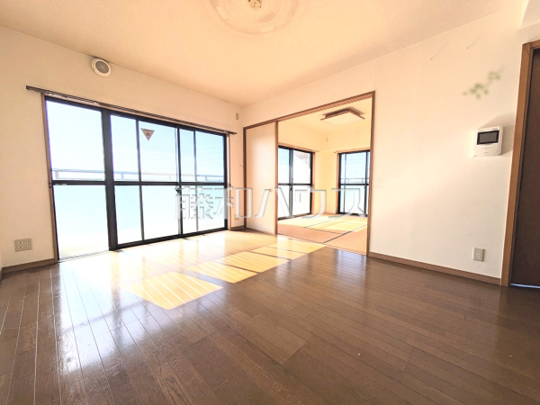 リビング横の和室はクッション性があり、怪我に繋がりにくい畳の上で遊ぶお子様を見守りながら家事ができます。 【マイキャッスル大泉中央公園Ⅱ】