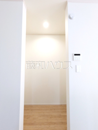 キッチンに隣接して備え付けのパントリーは便利な収納スペースです　　【新座市石神５丁目】パントリー