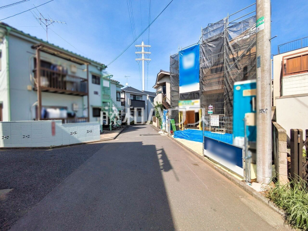 接道状況および現場風景　【杉並区成田東１丁目】 完成前ですがご見学できます。通常ではなかなか見ることのできない建物構造も、建築中だからこそご覧になれます。 