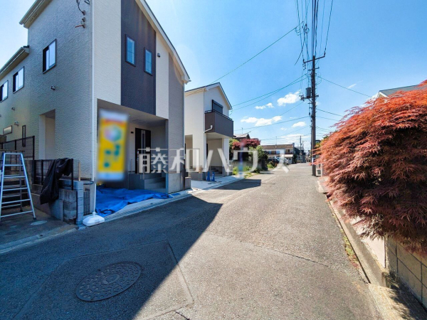 接道状況および現場風景　【東久留米市滝山３丁目】 見学はしたいけど、なかなか時間が取れない・・・そんな方に出勤前や仕事終わりにマイホームを見学できるサポートをいたします。 