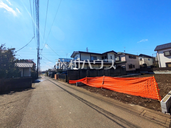《接道状況》大きな街道があり、ファミレスなども多数ございます。休日はご家族でお食事も楽しめますね。　【調布市深大寺北町５丁目】