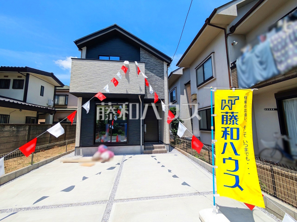 ≪外観≫ 敷地面積は約42坪とゆとりある広さで、カースペースも2台可能（車種による）。2台所有のご家庭や、普段使い用と趣味のお車の2台所有しても安心です。 　【調布市深大寺北町５丁目】