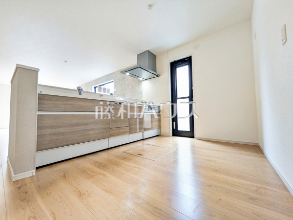 キッチン　【調布市深大寺北町５丁目】
使いやすくスタイリッシュなシステムキッチンには、毎日お使いになる方の視点が存分に活かされています。　