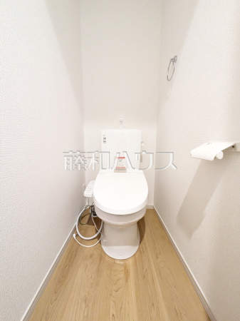 トイレ　【調布市深大寺北町５丁目】
各階にトイレがあると、階段の上り下りをせずに済むため就寝時なども便利です。　