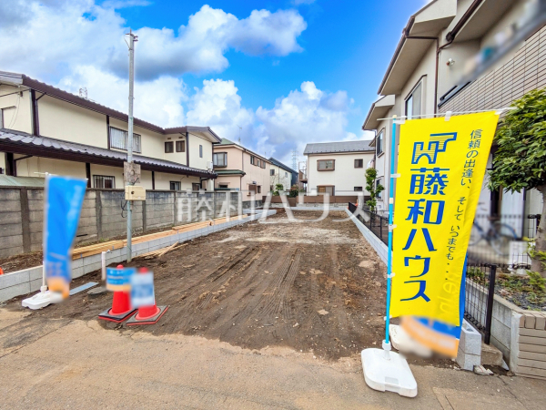 《現場風景》 敷地面積は約42坪とゆとりある広さで、カースペースも2台可能（車種による）。2台所有のご家庭や、普段使い用と趣味のお車の2台所有しても安心です。 　【調布市深大寺北町５丁目】