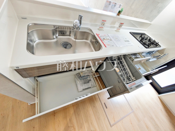 キッチン　【調布市深大寺北町５丁目】
収納力豊富なシステムキッチン。床下収納も付いてキッチンスペースはいつでもスッキリ！　