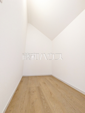 ウォークインクローゼット【調布市深大寺北町５丁目】
ウォークインクローゼットは、お洋服等がたくさん収納できて便利です。　