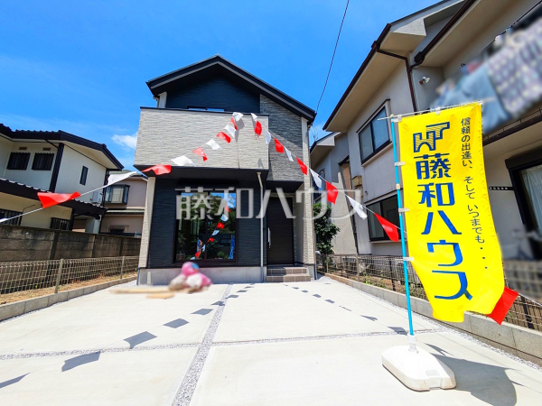 ≪外観≫ 敷地面積は約42坪とゆとりある広さで、カースペースも2台可能（車種による）。2台所有のご家庭や、普段使い用と趣味のお車の2台所有しても安心です。 　【調布市深大寺北町５丁目】