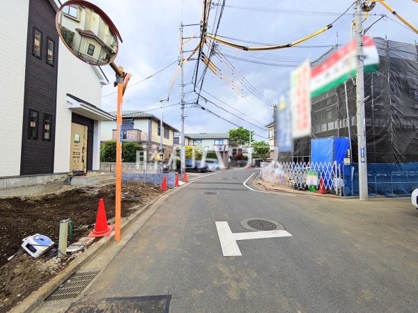接道状況および現場風景　【西東京市北町５丁目】
前面道路はゆとりの5m。車の出し入れも楽々です。　
