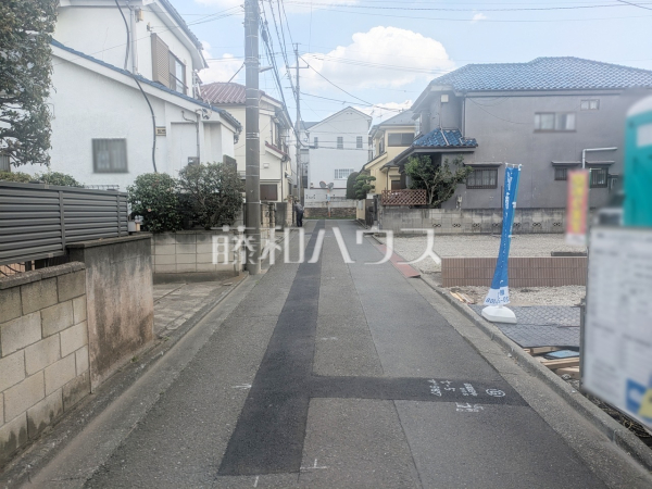 周辺は落ち着いた雰囲気の住宅地です。小さなお子様がいるご家庭も安心です。 　【富士見市上沢２丁目】