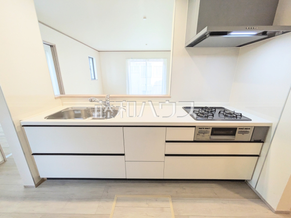 キッチン　【富士見市上沢２丁目】
ご家族の様子がわかり、会話も楽しめる対面式システムキッチン　