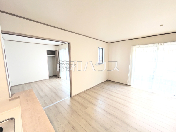 リビング　【富士見市上沢２丁目】
LDKには大きな窓が施され、明るさと通風を確保した快適な空間です。　