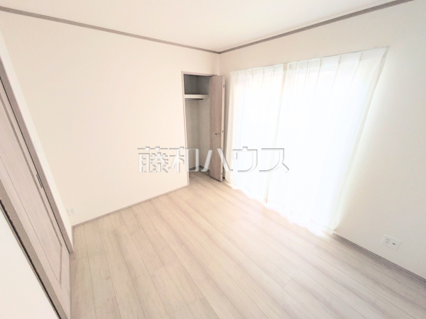 居室　【富士見市上沢２丁目】
幼い頃のたくさんの想い出が詰まった実家の部屋。それは特別な場所としていつまでも心に残っています。いつかこの部屋が子供たちにとってのそのような場所になるのかな？　