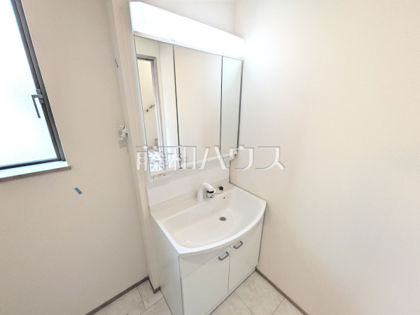 洗面室　【富士見市上沢２丁目】
三面鏡付きの洗面台。鏡の裏にも収納があり、歯ブラシや化粧品等もすっきり収納できます。　