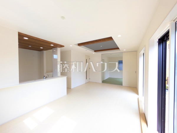 8号棟　リビング　【国分寺市富士本３丁目】
対面キッチンを採用したリビングは明るく開放感を主として設計しました。一日の中で一番長く家族が集まる場所だから機能性と利便性を重視しました。　