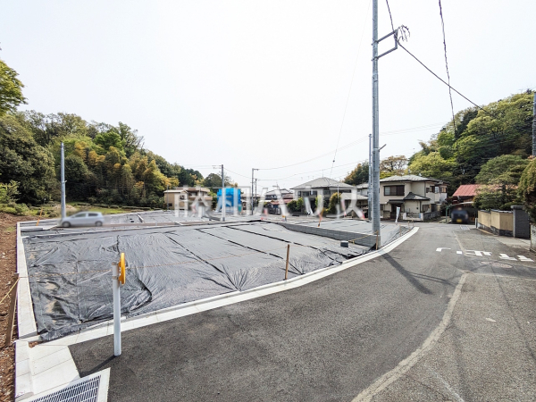 接道状況および現場風景　【武蔵村山市中藤４丁目】
前面道路はゆとりの5.46m。車の出し入れも楽々です。　