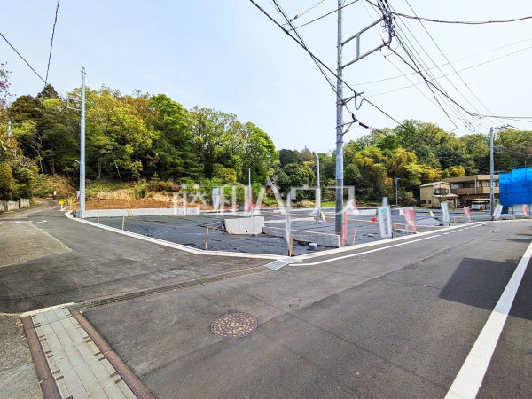 現場風景　【武蔵村山市中藤４丁目】
戸建住宅が立ち並ぶ閑静な住宅地。静かな時間の流れ。ゆっくりと傾きを変えていく陽の光が清楚な家々を色鮮やかに演出してくれます。　