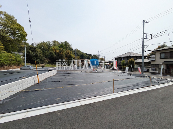 2号地　現地写真　【武蔵村山市中藤４丁目】　思わず深呼吸したくなる大きな空、色彩豊かな木々、この街が育んだ豊かな情景を楽しみ過ごす時がゆたかになる。　