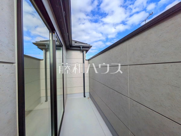 バルコニー　【八王子市横川町】
南向きのバルコニーは日差しもたっぷり注ぎ、お洗濯物もよく乾きます。　