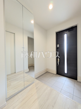 玄関　【八王子市横川町】
「住まいの顔」とも言われ、家全体のイメージを左右する重要な玄関スペース。お気に入りのインテリア用品や小物などで素敵な空間を演出してください。　