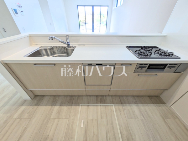 キッチン　【八王子市横川町】
キッチンからリビング全体が見渡せ、目の離せない小さなお子様の様子を見ながら家事ができます。　