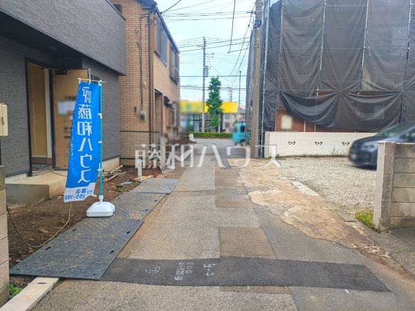 一戸建ての多いエリアのため、静かで落ち着いた雰囲気の街並みです。 　【朝霞市溝沼６丁目】　接道状況および現場風景