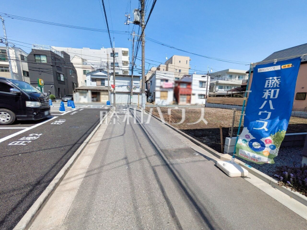 接道状況および現場風景　【杉並区和泉４丁目】 建物のプレゼンをさせていただきますので、実際の完成イメージを思い描いていただくことができます。お気軽にお問合せ下さい。 