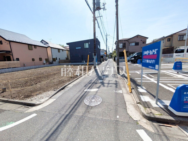 接道状況および現場風景　【杉並区和泉４丁目】 建物のプレゼンをさせていただきますので、実際の完成イメージを思い描いていただくことができます。お気軽にお問合せ下さい。 