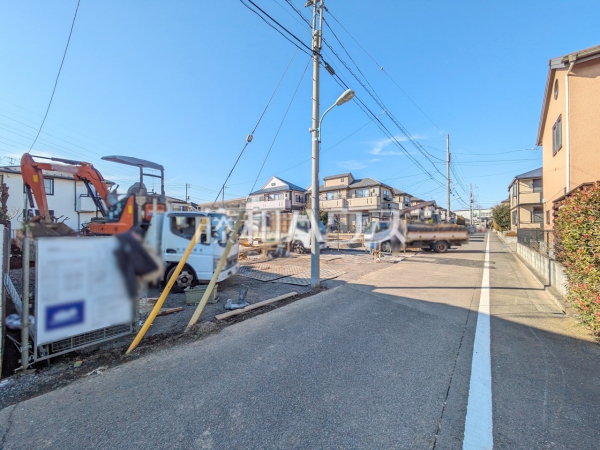 接道状況および現場風景　【国分寺市新町１丁目】前面道路5mなので、運転が少し苦手な方でも運転・駐車がしやすそうですね。