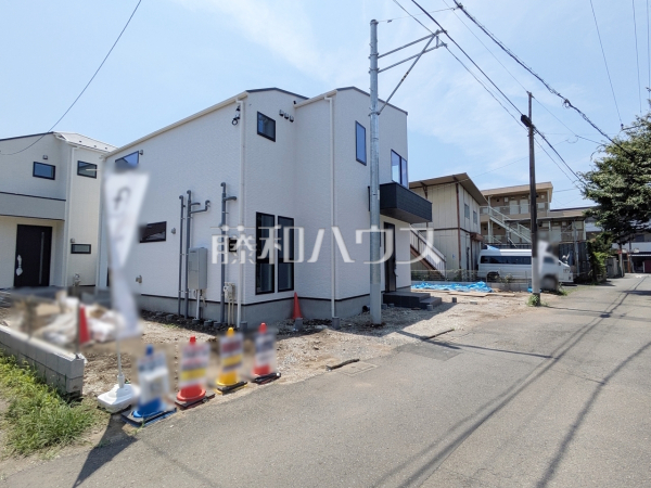 接道状況および現場風景　【小金井市貫井南町２丁目】ご家族ぞれぞれの思い出と、どこまでも広がる空を独り占め！暖かな光に包まれ四季折々の風を感じる、幸せの空間がここに。