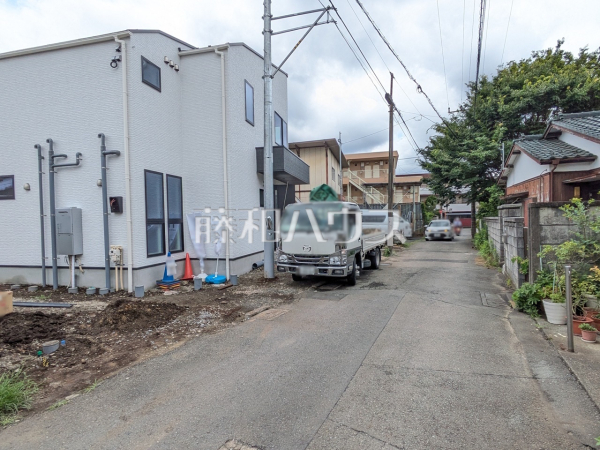 接道状況および現場風景　【小金井市貫井南町２丁目】お住まい探しは、家の良し悪しだけでなく周辺環境も重要なポイントです。ぜひ一度お客様の目でご覧ください。