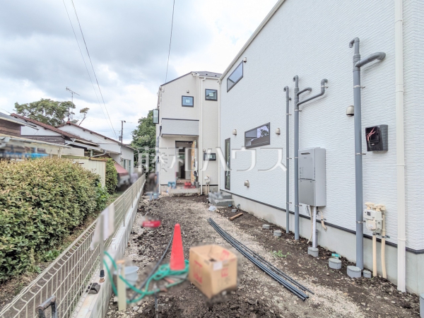 2号棟　外観　【小金井市貫井南町２丁目】旗竿地は、小さなお子様が急に道路に飛び出てしまうことを防ぎます。安心してお庭で遊ぶことができますね。