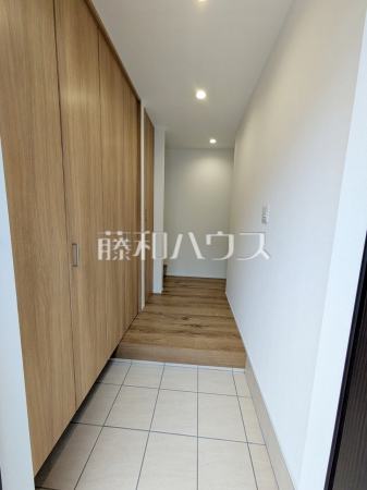 玄関　【調布市深大寺北町２丁目】
広々とした玄関ホールで、お客様のお出迎えも楽しみですね。　