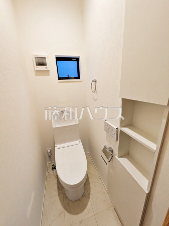 トイレ　【調布市深大寺北町２丁目】
各階にトイレがあると、階段の上り下りをせずに済むため就寝時なども便利です。　
