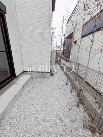 庭　【調布市深大寺北町２丁目】
お庭はガーデニングや家庭菜園だけでなく、子ども達の遊び場としても最適です　
