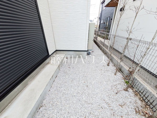 庭　【調布市深大寺北町２丁目】
庭があることで遮るものが少なく、光や空気を取り込むことができます。また植物を置き、四季を感じる場所を手にすることができます。　