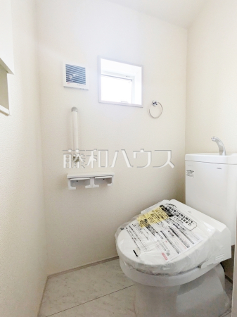 トイレはウォッシュレット付き、窓を設けた明るい空間で換気も可能　【練馬区谷原３丁目】