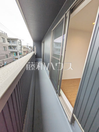 バルコニーは二部屋分の長さがあります。また南向きのため日差しも行き届き、洗濯物もよく乾きます。　【東久留米市南沢４丁目】