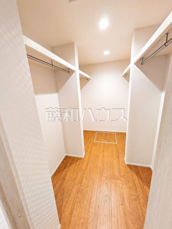 B号棟　 収納力豊富なウォークインクローゼットで、バッグや小物類も片付きます。 【東久留米市南沢４丁目】