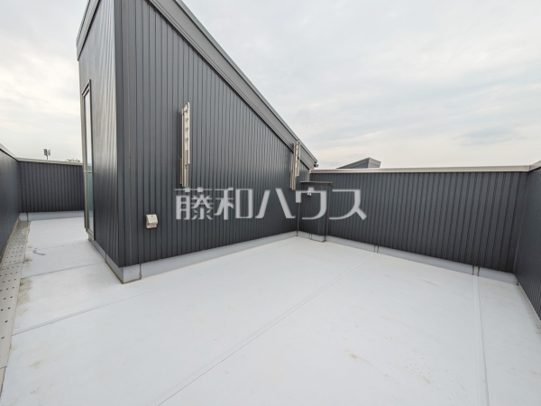 広々としたルーフバルコニーは家庭菜園やバーベキューを楽しんだり、夏の暑い時期にはお子様のプールも使えます。　【東久留米市南沢４丁目】