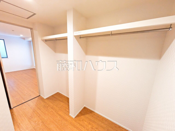 B号棟　 収納力豊富なウォークインクローゼットで、バッグや小物類も片付きます。 　【東久留米市南沢４丁目】
