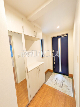 B号棟　玄関には姿見がございます。身だしなみを最終チェックをして出掛けましょう！ 【東久留米市南沢４丁目】