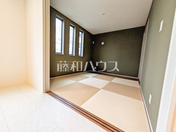 B号棟　リビング隣の和室は憩いの場としても、引き戸を開けてリビングの延長としても使えます。　【東久留米市南沢４丁目】
