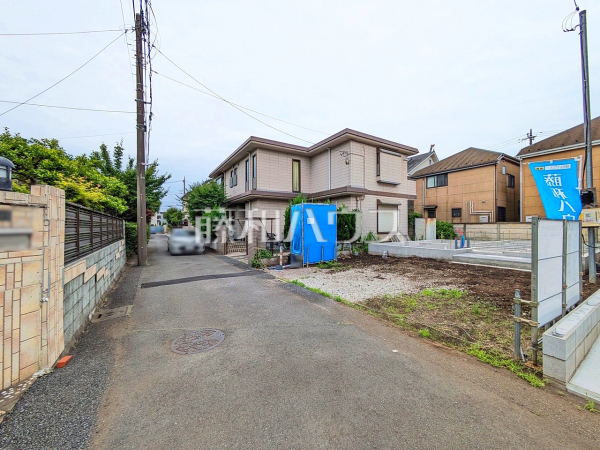 接道状況および現場風景　【小金井市貫井北町５丁目】ご家族ぞれぞれの思い出と、どこまでも広がる空を独り占め！晴れ渡った青空の袂に、暖かな光に包まれ四季折々の風を感じる、幸せの空間がここに。