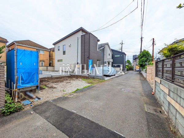 接道状況および現場風景　【小金井市貫井北町５丁目】前面道路は約4ｍです。