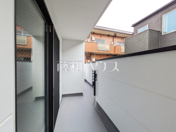 バルコニー　【八王子市元本郷町４丁目】南向きのバルコニーは日差しもたっぷり注ぎ、お洗濯物もよく乾きます。　
