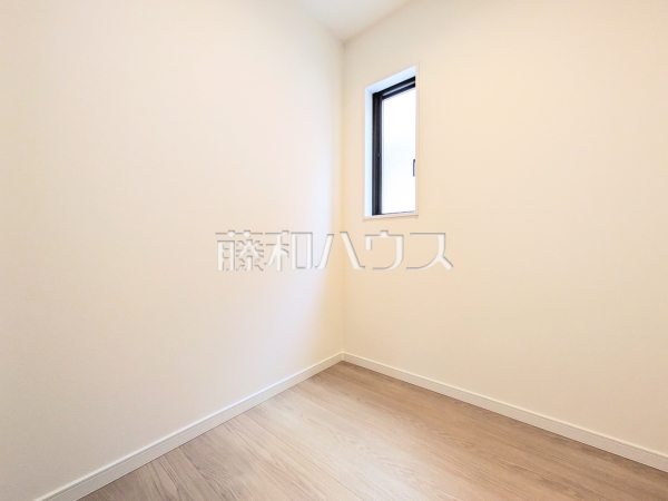 納戸　【八王子市元本郷町４丁目】納戸は収納としてだけでなくテレワークにも活用できます。クローズドな空間だから仕事にも集中できますね！　