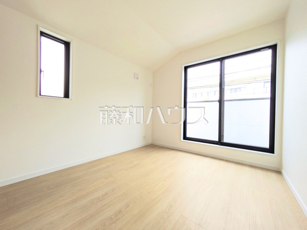 居室　【八王子市元本郷町４丁目】2部屋からバルコニーへ出られるため、洗濯物を干す際にも家族が寝ている部屋を通らずに出入りができて便利です。　