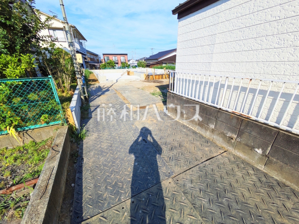  旗竿地は、小さなお子様が急に道路に飛び出てしまうことを防ぎます。安心してお庭で遊ぶことができますね。 【東大和市中央４丁目】