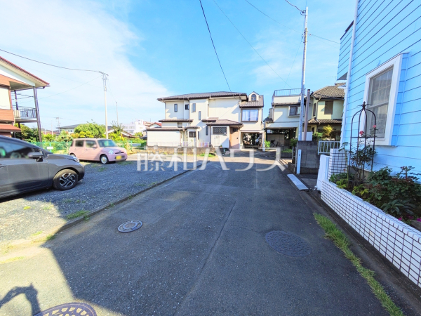 接道状況および現場風景　【東大和市中央４丁目】
お住まい探しは、家の良し悪しだけでなく周辺環境も重要なポイントです。ぜひ一度お客様の目でご覧ください。　